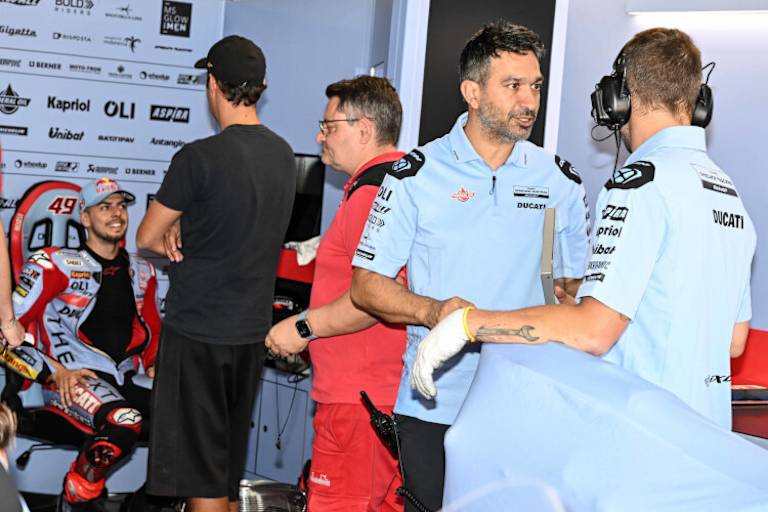 Frankie Carchedi (2. von rechts) am Dienstag in der Gresini-Box