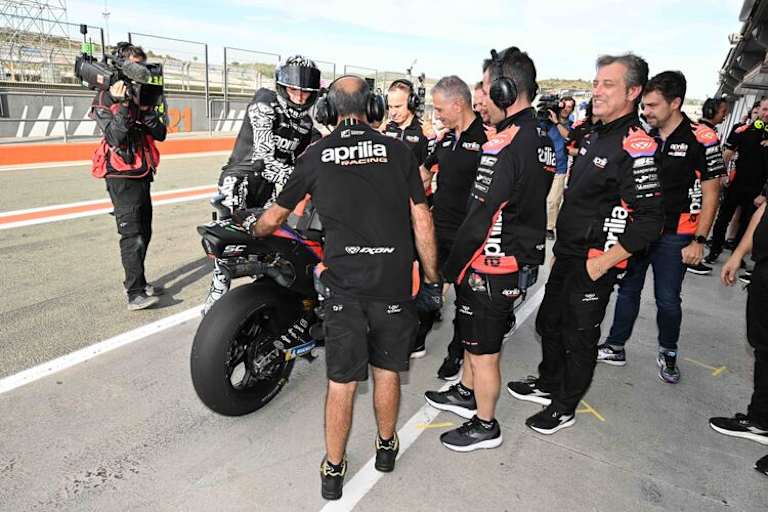 Valencia-Test: Die Aprilia-Truppe um Aleix Espargaró