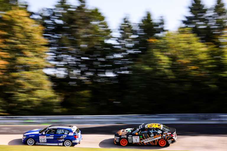 Daniel Zils, Oskar Sandberg und Philipp Leisen mit ihrem BMW 330i auf dem Weg zum Titel