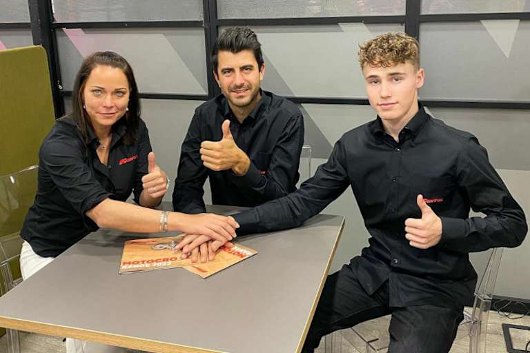 Der Deutsche Maximilian Werner (rechts) ist ab sofort ganz offiziell ein Fantic-Pilot