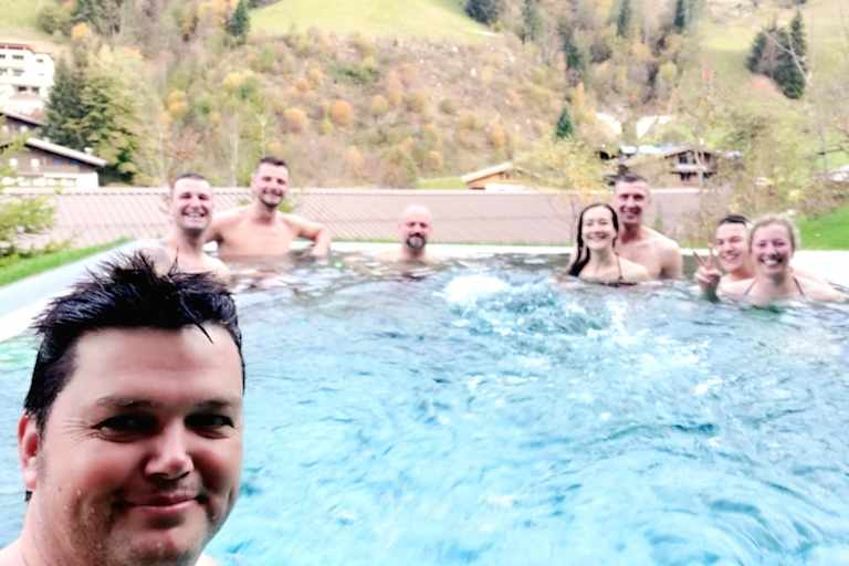 Im MoHo Jausern wartete ein vorgeheizter Privat-Pool auf das West-Team