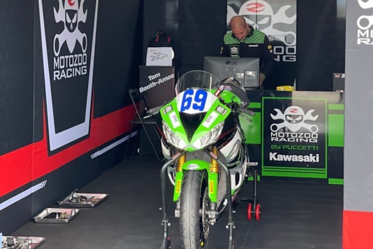 Auf der Kawasaki von Ben Currie prangt bereits die Startnummer von Tom Booth-Amos