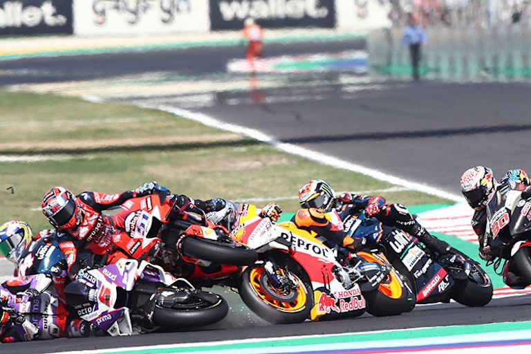 Misano, 1. Kurve im Rennen: Zarco stürzt nach einem Manöver von Brad Binder, Pirro und Pol Espargaró fallen ebenfalls hin. Dovi (04) kommt knapp durch