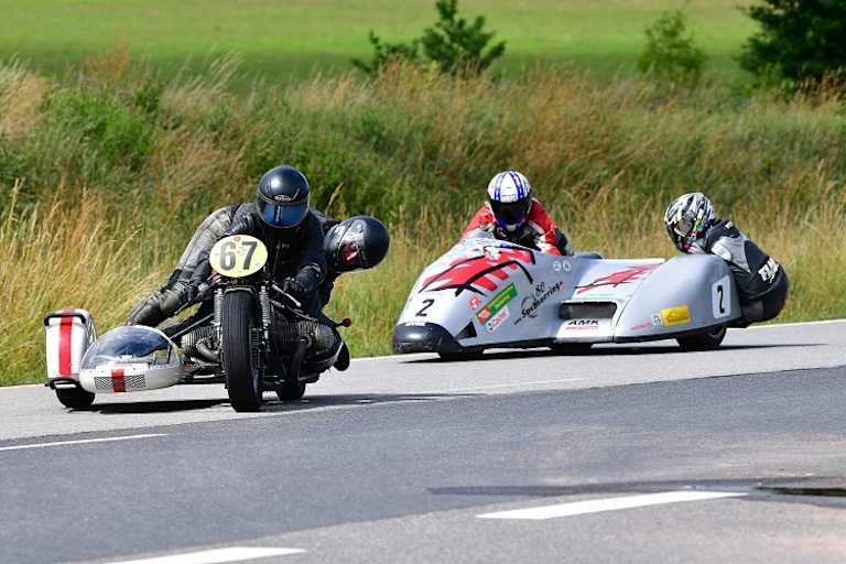Zwei Gespanne aus unterschiedlichen Epochen gemeinsam auf der Strecke