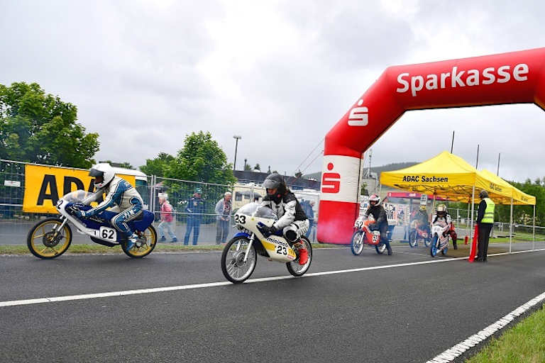 Die unglaublich filigranen Rennmaschinen der 50er Klasse singen in den höchsten Tönen