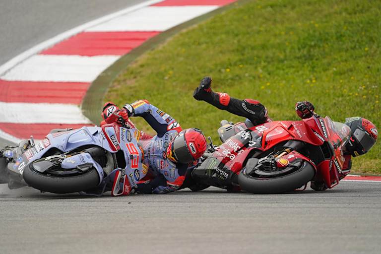 Synchron-Liegen der Weltmeister: Marc Márquez und Pecco Bagnaia, Portugal 2024.