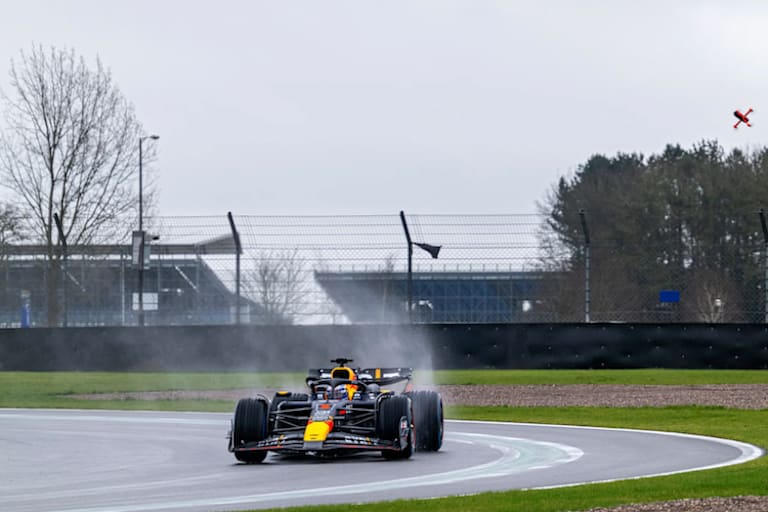 Die Drohne folgt Verstappen in Silverstone