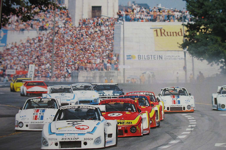 Kremer-Porsche 935 K3 mit Klaus Ludwig in der Startrunde 1979 am Norisring, verfolgt drei roten Loos-935 mit Schurti, Wollek und Fitzpatrick