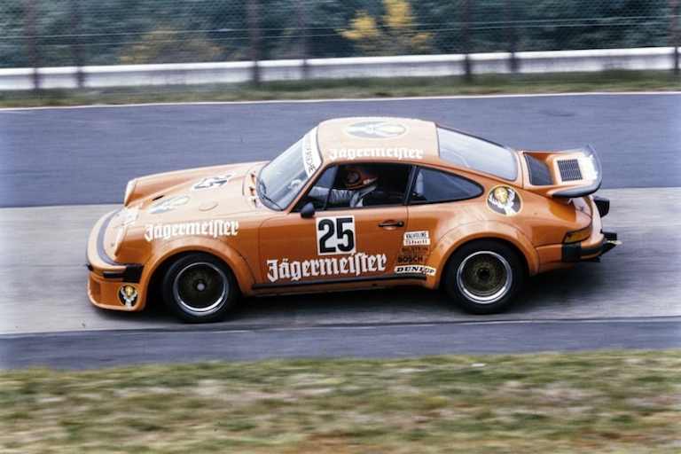 Ein Jägermeister-Porsche 934 im Karussell