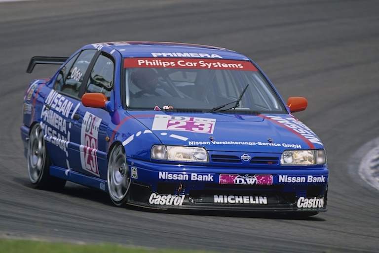 Der Brite in seinem Nissan