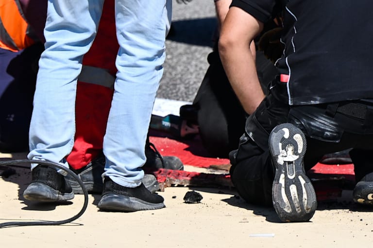 Das herausgebrochene Gitter, im Rot der Randsteine bemalt