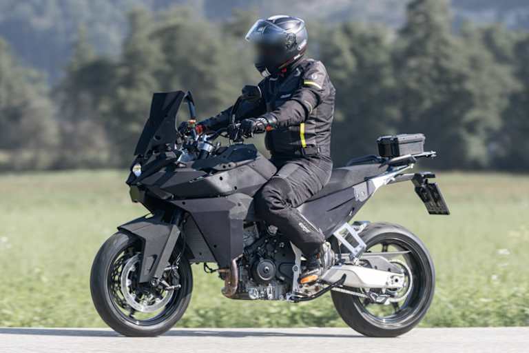 Am kantigen Design will KTM festhalten - das könnte man zumindest anhand des Erlkönigs der 990SMT folgern