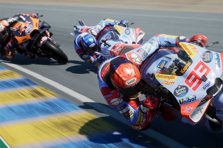 Jack Miller verfolgt digital die Márquez-Brüder.