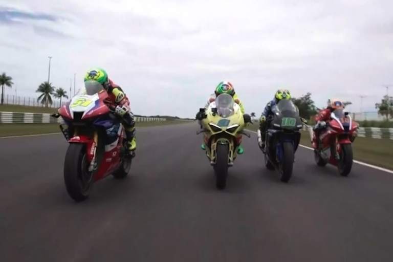 Testfahrt in Brasilien: Moreira (in blau) auf einer Superbike-Yamaha