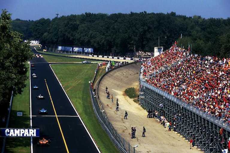 Die moderne Piste links, die Steilwand rechts