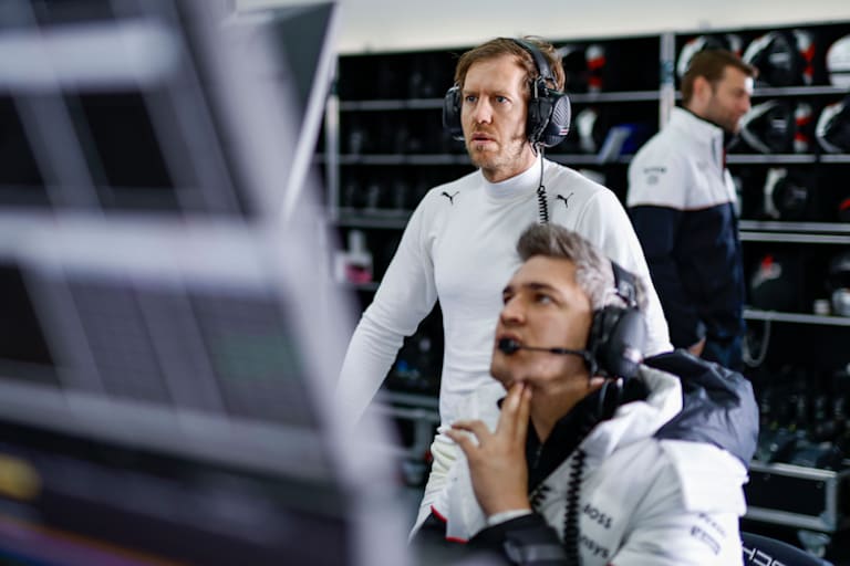 Der vierfache Formel-1-Weltmeister beim Datenstudium