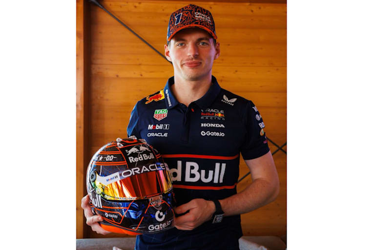 Max Verstappen zeigt stolz sein neues Helm-Design