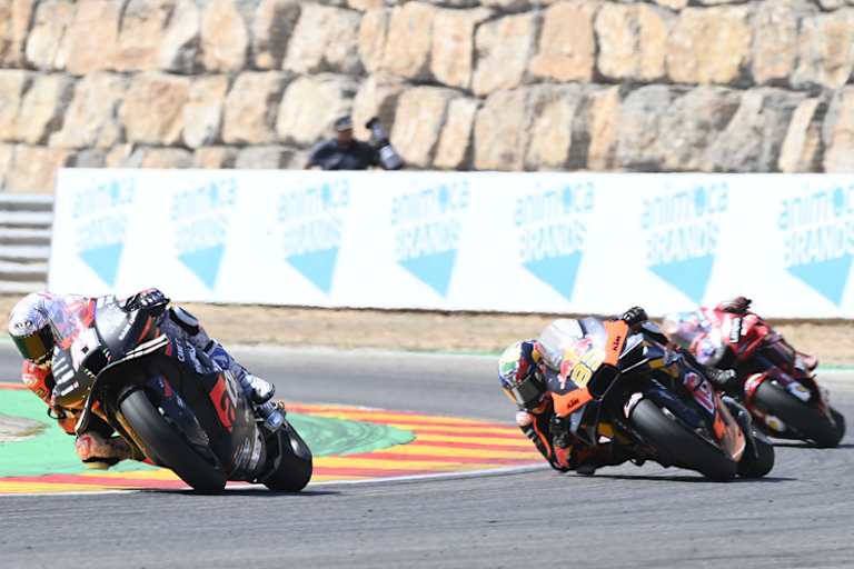 An der Steinmauer sollt ihr die Strecke erkennen: Aleix, Brad & Co. in Aragón.