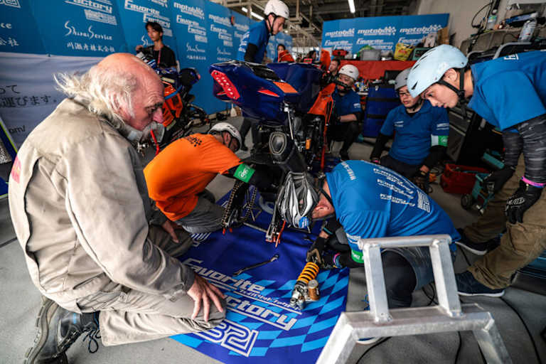 Für die Kremer-Mannschaft um Manfred Kremer (links) war in Suzuka nichts zu holen