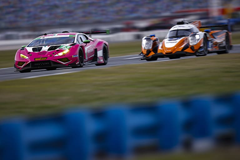 Ferdinand Habsburg im LMP2 von Tower Motorsports verfolgt Rahel Freys Lamborghini der Iron Dames.