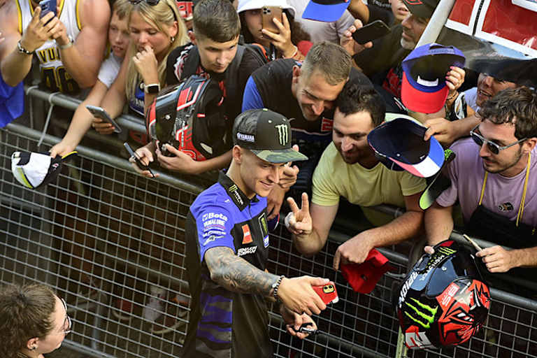 Direkt dran an den Stars: Selfie mit Fabio Quartararo.