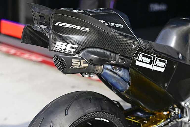 Hoch komplex und technisch interessant: das Aprilia-Heck.