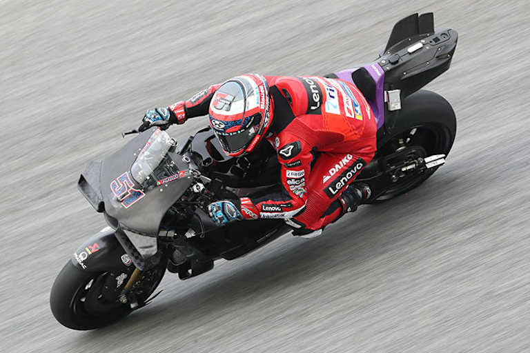 Michele Pirro war am ersten Testtag mit der Variante einer Verkleidung unterwegs, die wir morgen bei anderen Ducatis sehen werden.