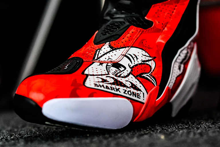 Shark Attack: Alpinestars hat Pedro Acosta einen hübschen Schuh gemacht.