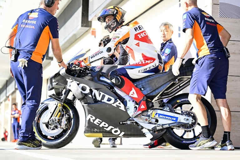 Marini spricht sehr gut über sein Team und mag die Fahrbarkeit der RC213V. Vermisst wird aber noch Grip an der Hinterhand