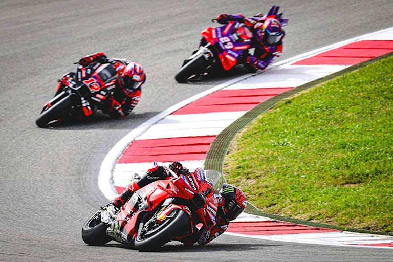 Als die Welt noch in Ordnung war: Lange Zeit sah Weltmeister Bagnaia wie der sichere Sprint-Sieger aus.