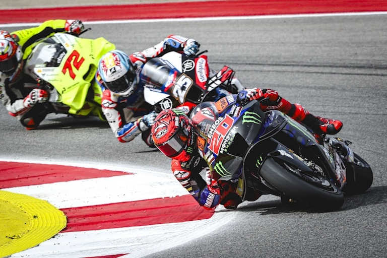 Im Ziel hatte der Franzose weniger als acht Sekunden auf den Sieger verloren. Als einziges Team vertraute Yamaha auf Medium-Reifenmischungen