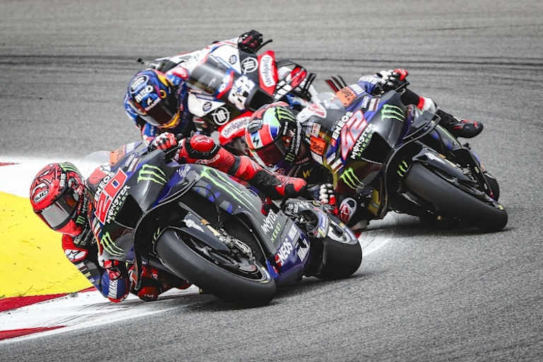 Halten sich weitere zwei Jahre die Treue: Der Weltmeister von 2021 wird die Yamaha M1 mindestens bis Ende 2026 pilotieren