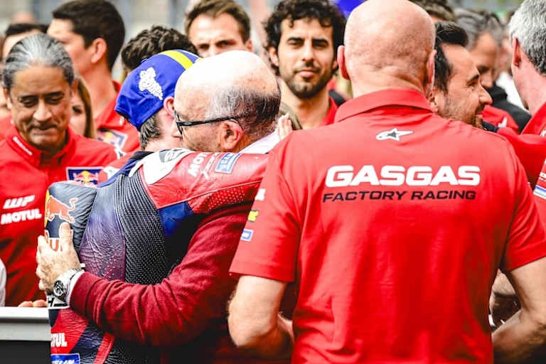 Ganz nah dran. Seit 30 Jahren ist er der Chef der spanischen Dorna Sports SL: Carmelo Ezpeleta regiert seine MotoGP-Welt auch in Zukunft aus der Mitte heraus. Das spürt auch Pedro Acosta