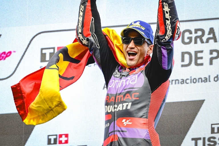 Deswegen. Momente auf dem Siegerpodest oder der Applaus für den Künstler nach dem großen Auftritt. Rennfahrer leben auch davon