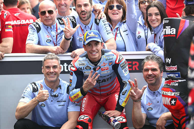 Und schon wieder unter den ersten Drei: MM93 feiert mit der Gresini-Crew.