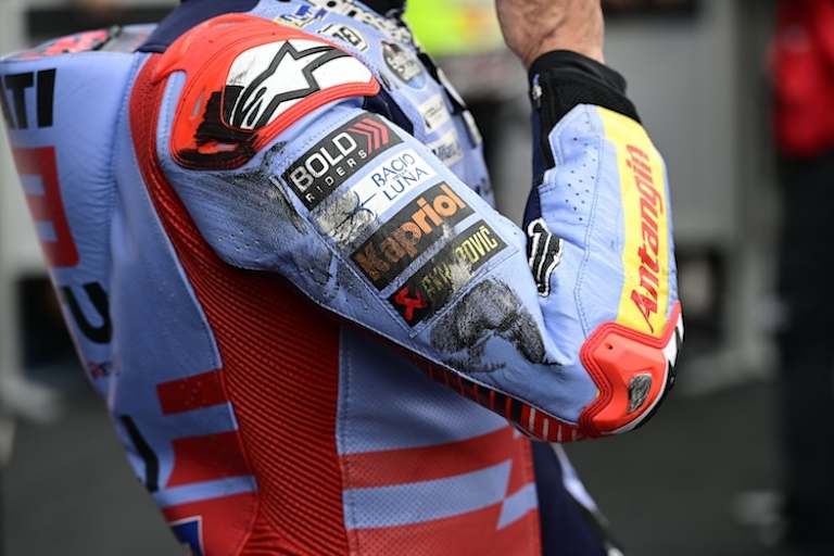 Auch bei Marc Márquez waren nach dem Rennen deutliche Kampfspuren zu sehen