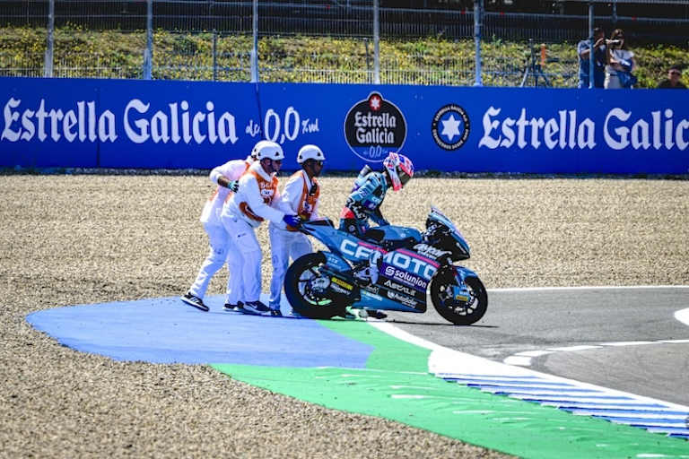 Im Rennen purzelte der Brite im spanischen CFMOTO-Team von Jorge Martinez erneut von seinem Renner