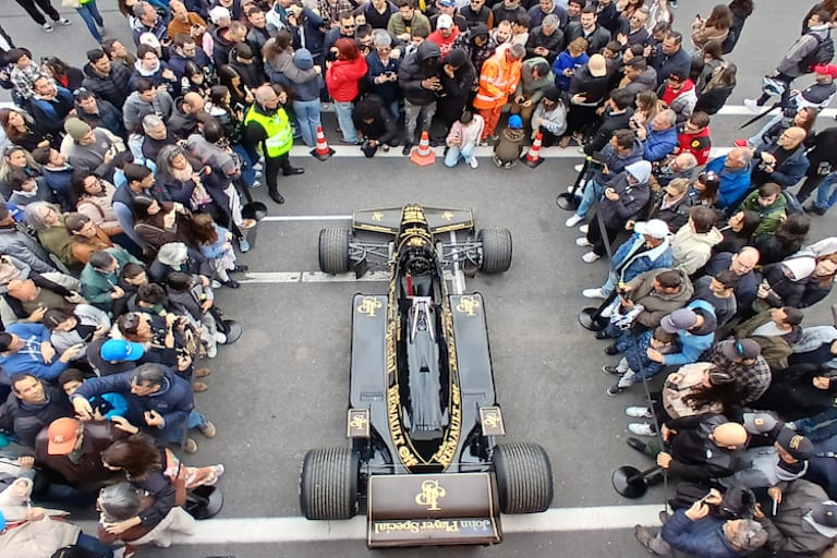 Die Fans bewundern den Rennwagen von Ayrton Senna