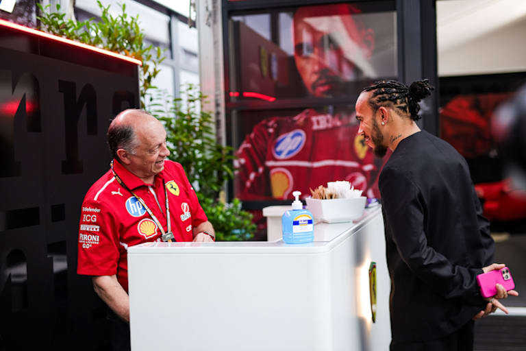 Ferrari-Teamchef Fred Vasseur und Lewis Hamilton