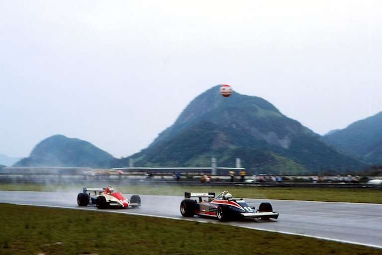 Marc Surer hinter Elio de Angelis: Ricardo Londono-Bridge bewegte im Training das Auto des Schweizers