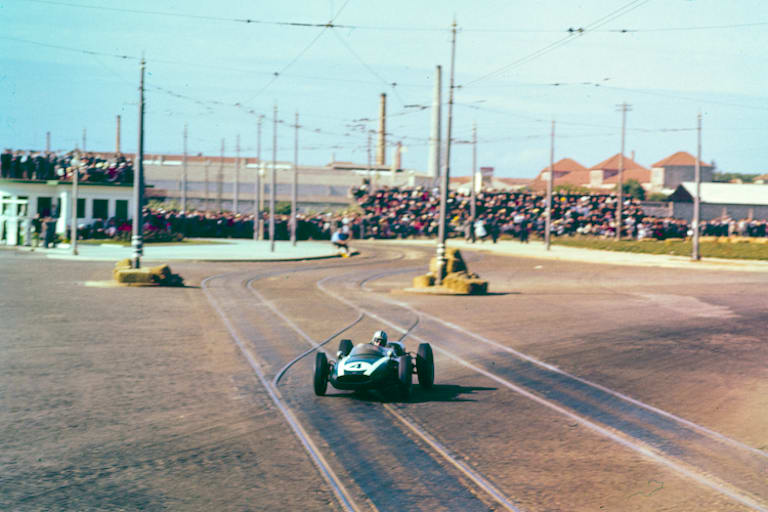 Der Neuseeländer Bruce McLaren mit seinem Cooper-Rennwagen auf der Rennstrecke von Boavista/Porto (Portugal)