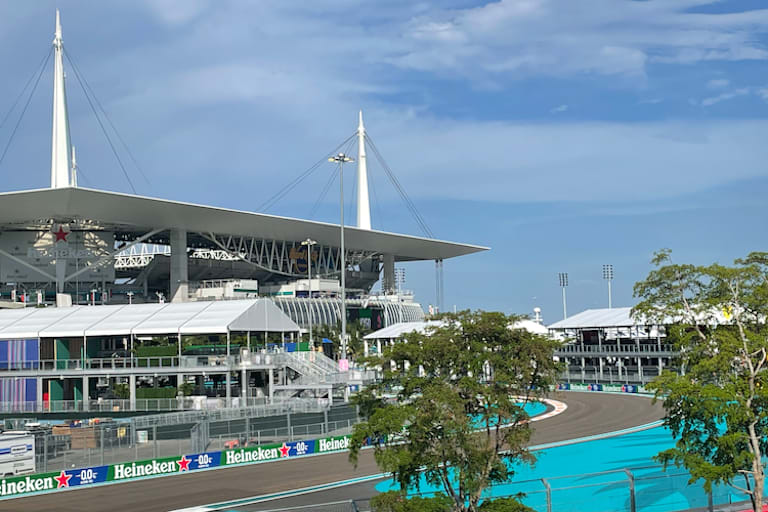 Gefahren wird um das Hard Rock-Stadion