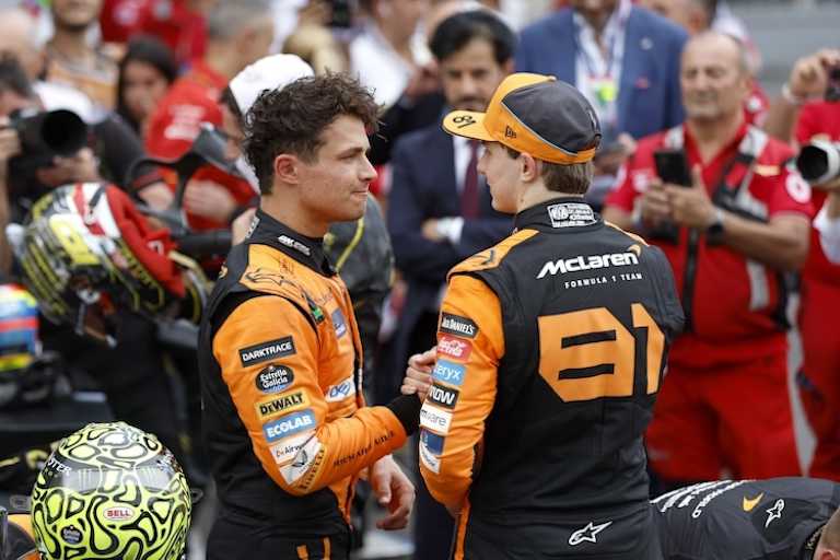 Lando Norris spricht nach dem GP mit Oscar Piastri