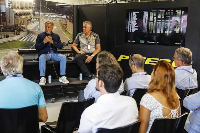 Jean Alesi mit Pirelli-Rennchef Mario Isola