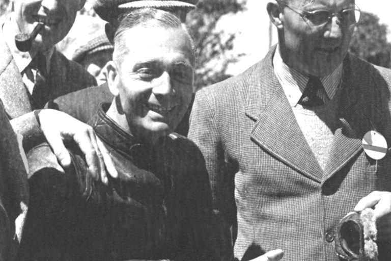 Der Engländer Freddie Frith bei der Siegerehrung auf der Isle of Man