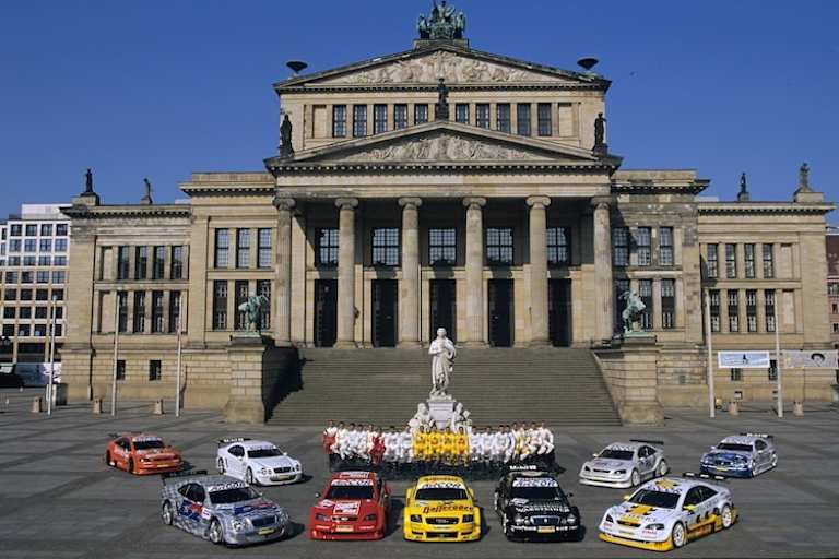 Auto- und Fahrer-Präsentation: Am Berliner Gendarmenmarkt stellte sich das komplette DTM-Feld 2000 zum historischen Gruppenfoto