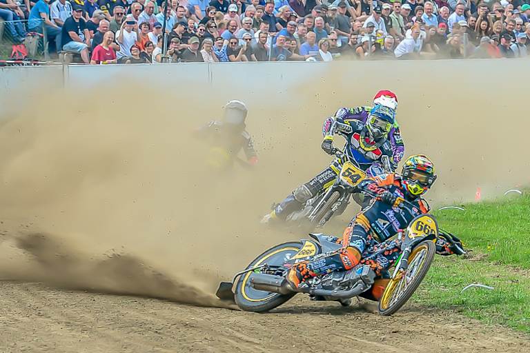 Freie Sicht für Romano Hummel vorne, die A...karte für Lukas Fienhage (links verdeckt im Staub)