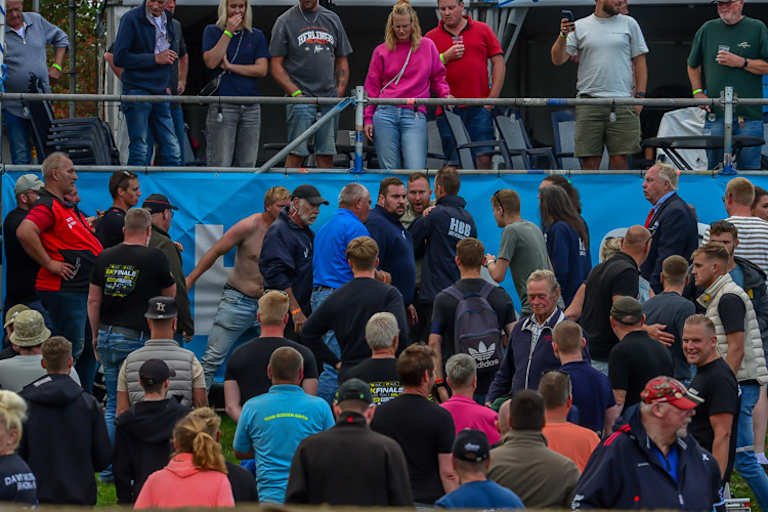 Unterhalb des VIP-Zeltes flogen die Fäuste und eine Person erlitt einen Herzanfall