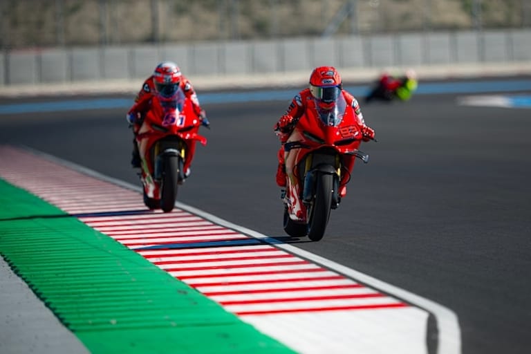 Test mit Serien-Superbikes: Marc Marquez vor Michele Pirro