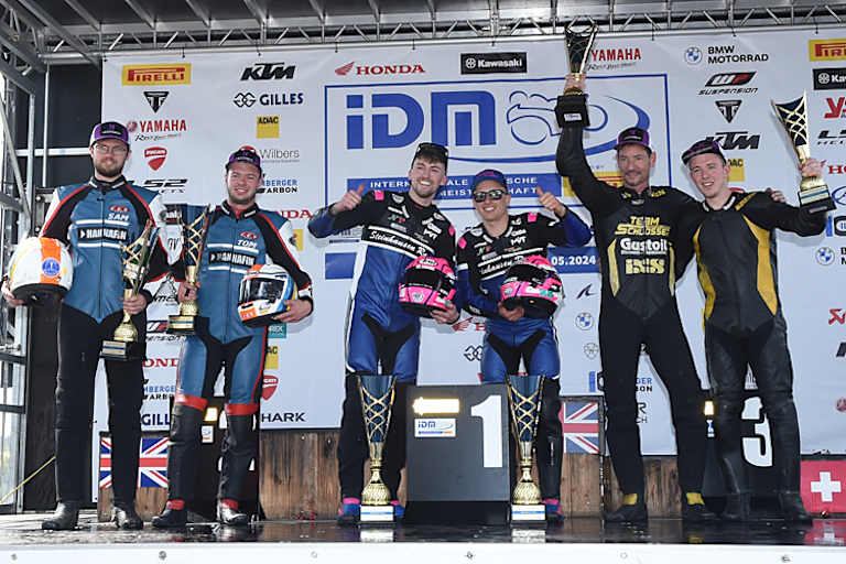 Podium 1: Sam und Tom Christie, Harry Payne, Kevin Rousseau, Markus Schlosser und Luca Schmidt (vlnr.)